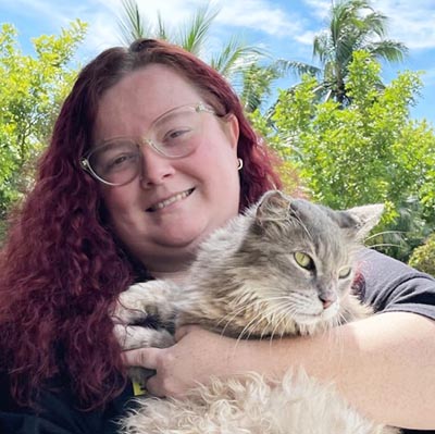 cat-sitter-in-coral-springs Cat sitter is holding a hug e cat.