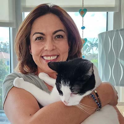 cat-sitter-in-fort-lauderdale A cat sitter lady is holding a shy cat in Fort Lauderdale.